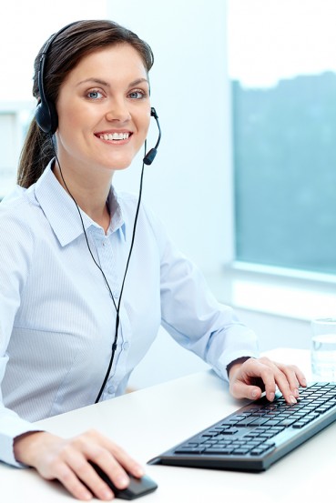 femmes avec des écouteurs transcrivant sur un ordinateur