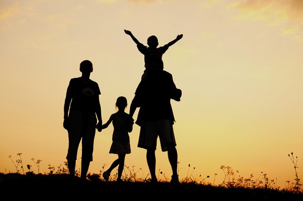 silhouette de famille avec fond de coucher de soleil