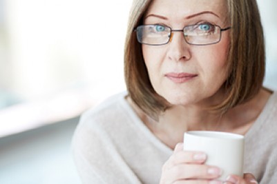 femmes âgées tenant une tasse de café