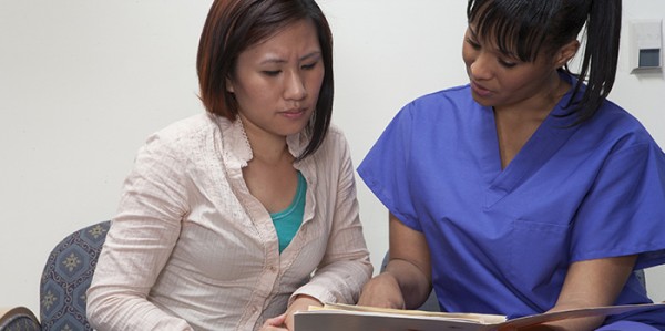 Infirmière et patient examinant les informations