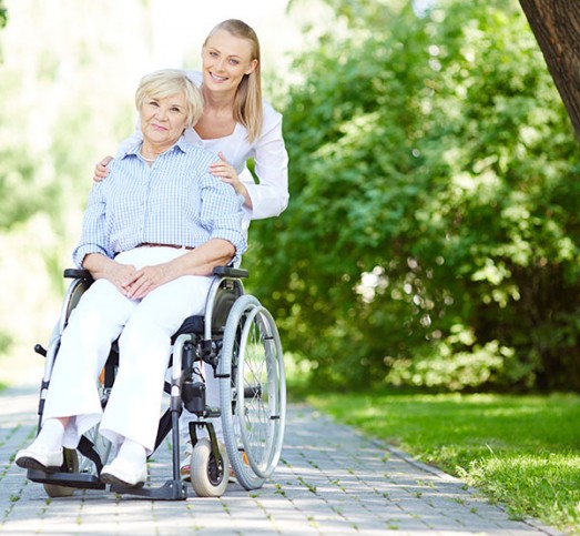 jeune femme avec une femme en fauteuil roulant